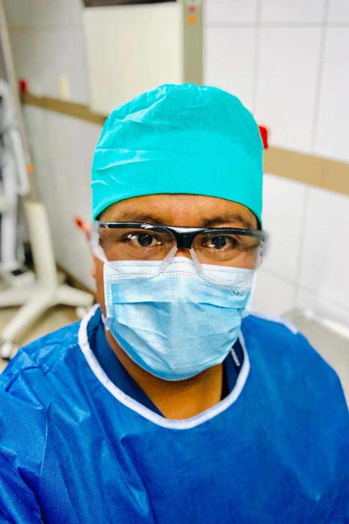 Lcdo. Danny Díaz, especialista en Terapia Respiratoria en cuidados intensivos (UCI) trabajando en hospital.