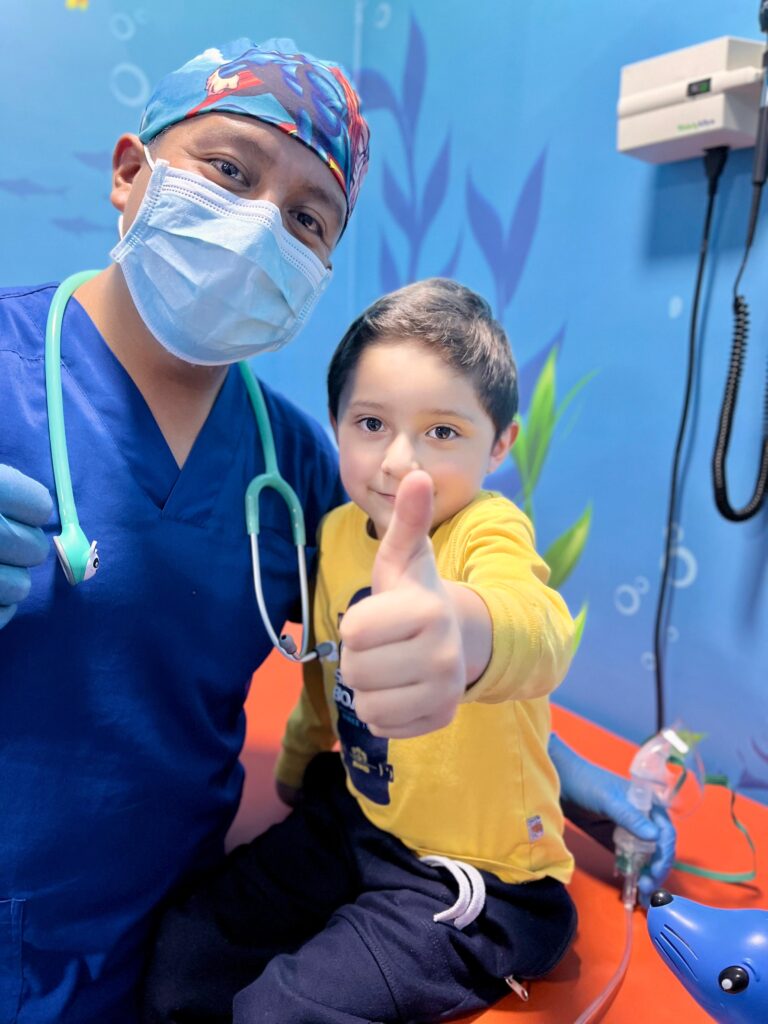 Lcdo. Danny Díaz realizando terapia respiratoria pediátrica en Quito